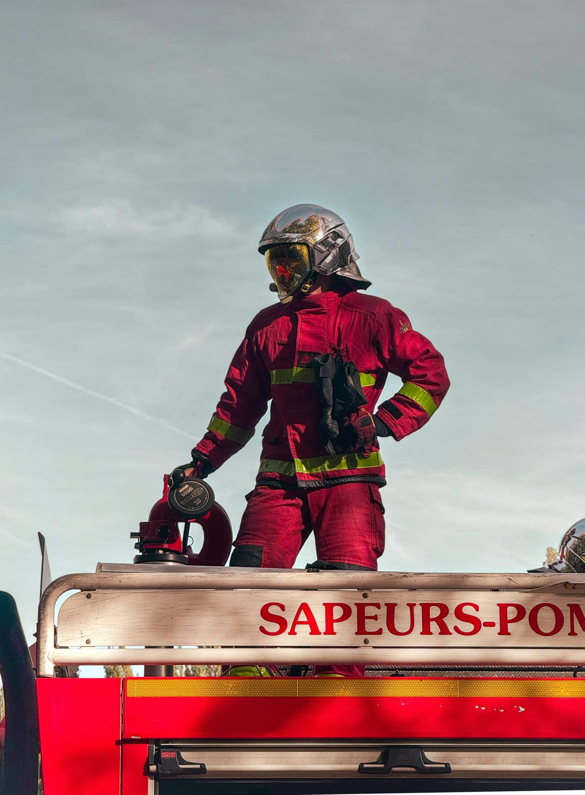 Photo d'un pompier sur un camion